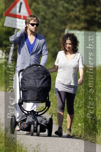 Uitdam 19 mei 2010
Katja Schuurman en Thijs Romer aan het wandelen met dochter Sammie.
Peter Smulders bv