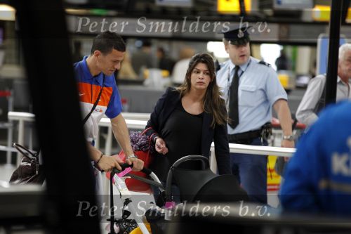 Noordwijk en Schiphol 19 mei 2010
Vertrek Nederlands elftal met vrouwen en kinderen naar Oostenrijk voor trainingskamp ivm WK voetbal. Khalid Boulahrouz met zijn vrouw Sabia en dochter Amaya
Peter Smulders bv