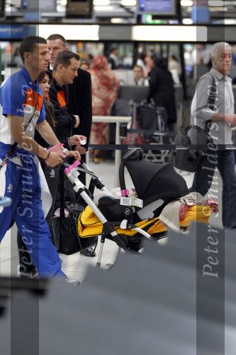 Noordwijk en Schiphol 19 mei 2010
Vertrek Nederlands elftal met vrouwen en kinderen naar Oostenrijk voor trainingskamp ivm WK voetbal. Khalid Boulahrouz met zijn vrouw Sabia en dochter Amaya
Peter Smulders bv