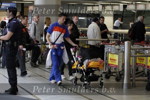 Noordwijk en Schiphol 19 mei 2010
Vertrek Nederlands elftal met vrouwen en kinderen naar Oostenrijk voor trainingskamp ivm WK voetbal. Khalid Boulahrouz met zijn vrouw Sabia en dochter Amaya
Peter Smulders bv