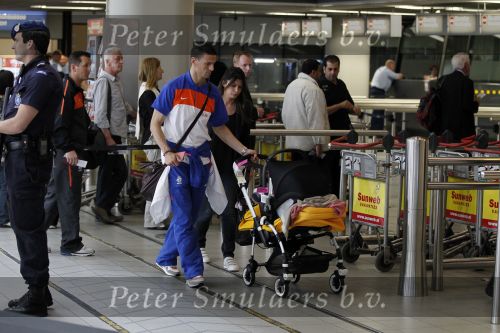 Noordwijk en Schiphol 19 mei 2010
Vertrek Nederlands elftal met vrouwen en kinderen naar Oostenrijk voor trainingskamp ivm WK voetbal. Khalid Boulahrouz met zijn vrouw Sabia en dochter Amaya
Peter Smulders bv