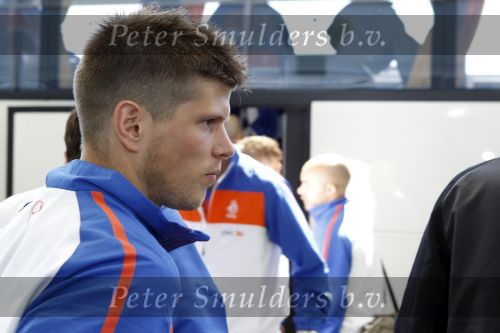 Noordwijk en Schiphol 19 mei 2010
Vertrek Nederlands elftal met vrouwen en kinderen naar Oostenrijk voor trainingskamp ivm WK voetbal. Klaas jan Huntelaar met vriendin Sanne en zoontje Seb
Peter Smulders bv