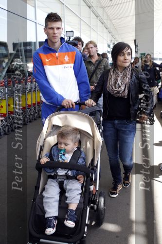 Noordwijk en Schiphol 19 mei 2010
Vertrek Nederlands elftal met vrouwen en kinderen naar Oostenrijk voor trainingskamp ivm WK voetbal. Klaas jan Huntelaar met vriendin Sanne en zoontje Seb
Peter Smulders bv