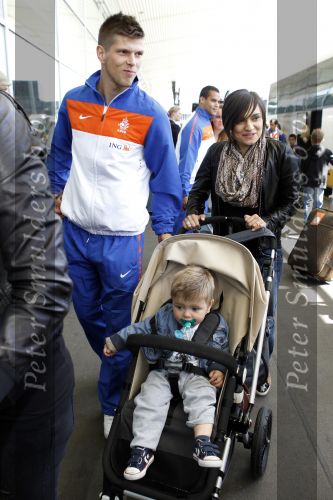 Noordwijk en Schiphol 19 mei 2010
Vertrek Nederlands elftal met vrouwen en kinderen naar Oostenrijk voor trainingskamp ivm WK voetbal. Klaas jan Huntelaar met vriendin Sanne en zoontje Seb
Peter Smulders bv