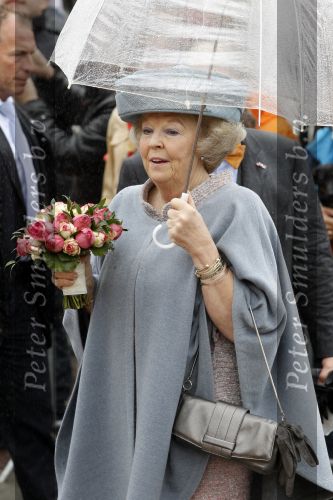 Wemeldinge/Middelburg  30 april 2010
Koningin Beatrix Prins Willem Alexander Prinses Maxima Prins Friso Prinses mabel Wisse Smit Prins Constantijn Prinses laurentien Pieter v Vollenhoven Prinses Margriet Prins Bernhard jr en Prinses Annette Prins Pieter Christiaan Prinses Anita Prins Floris en Prinses Aimee vieren koninginnedag.
Peter Smulders bv