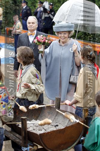 Wemeldinge/Middelburg  30 april 2010
Koningin Beatrix Prins Willem Alexander Prinses Maxima Prins Friso Prinses mabel Wisse Smit Prins Constantijn Prinses laurentien Pieter v Vollenhoven Prinses Margriet Prins Bernhard jr en Prinses Annette Prins Pieter Christiaan Prinses Anita Prins Floris en Prinses Aimee vieren koninginnedag.
Peter Smulders bv
