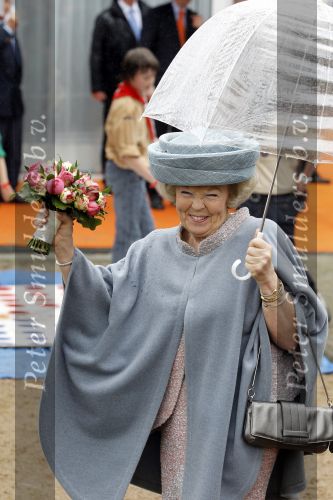 Wemeldinge/Middelburg  30 april 2010
Koningin Beatrix Prins Willem Alexander Prinses Maxima Prins Friso Prinses mabel Wisse Smit Prins Constantijn Prinses laurentien Pieter v Vollenhoven Prinses Margriet Prins Bernhard jr en Prinses Annette Prins Pieter Christiaan Prinses Anita Prins Floris en Prinses Aimee vieren koninginnedag.
Peter Smulders bv