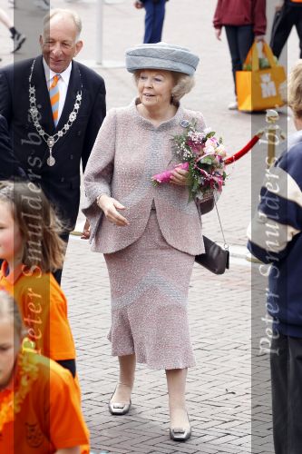 Wemeldinge/Middelburg  30 april 2010
Koningin Beatrix Prins Willem Alexander Prinses Maxima Prins Friso Prinses mabel Wisse Smit Prins Constantijn Prinses laurentien Pieter v Vollenhoven Prinses Margriet Prins Bernhard jr en Prinses Annette Prins Pieter Christiaan Prinses Anita Prins Floris en Prinses Aimee vieren koninginnedag.
Peter Smulders bv