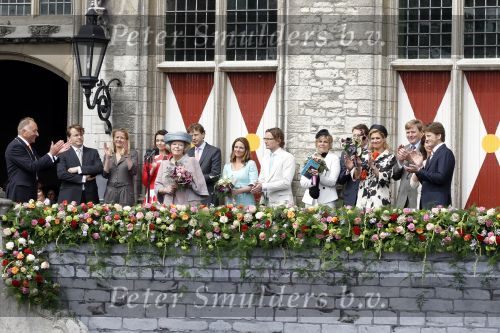Wemeldinge/Middelburg  30 april 2010
Koningin Beatrix Prins Willem Alexander Prinses Maxima Prins Friso Prinses mabel Wisse Smit Prins Constantijn Prinses laurentien Pieter v Vollenhoven Prinses Margriet Prins Bernhard jr en Prinses Annette Prins Pieter Christiaan Prinses Anita Prins Floris en Prinses Aimee vieren koninginnedag.
Peter Smulders bv