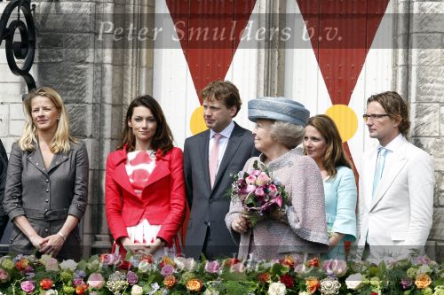 Wemeldinge/Middelburg  30 april 2010
Koningin Beatrix Prins Willem Alexander Prinses Maxima Prins Friso Prinses mabel Wisse Smit Prins Constantijn Prinses laurentien Pieter v Vollenhoven Prinses Margriet Prins Bernhard jr en Prinses Annette Prins Pieter Christiaan Prinses Anita Prins Floris en Prinses Aimee vieren koninginnedag.
Peter Smulders bv