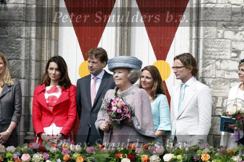 Wemeldinge/Middelburg  30 april 2010
Koningin Beatrix Prins Willem Alexander Prinses Maxima Prins Friso Prinses mabel Wisse Smit Prins Constantijn Prinses laurentien Pieter v Vollenhoven Prinses Margriet Prins Bernhard jr en Prinses Annette Prins Pieter Christiaan Prinses Anita Prins Floris en Prinses Aimee vieren koninginnedag.
Peter Smulders bv