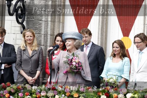 Wemeldinge/Middelburg  30 april 2010
Koningin Beatrix Prins Willem Alexander Prinses Maxima Prins Friso Prinses mabel Wisse Smit Prins Constantijn Prinses laurentien Pieter v Vollenhoven Prinses Margriet Prins Bernhard jr en Prinses Annette Prins Pieter Christiaan Prinses Anita Prins Floris en Prinses Aimee vieren koninginnedag.
Peter Smulders bv