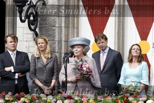 Wemeldinge/Middelburg  30 april 2010
Koningin Beatrix Prins Willem Alexander Prinses Maxima Prins Friso Prinses mabel Wisse Smit Prins Constantijn Prinses laurentien Pieter v Vollenhoven Prinses Margriet Prins Bernhard jr en Prinses Annette Prins Pieter Christiaan Prinses Anita Prins Floris en Prinses Aimee vieren koninginnedag.
Peter Smulders bv