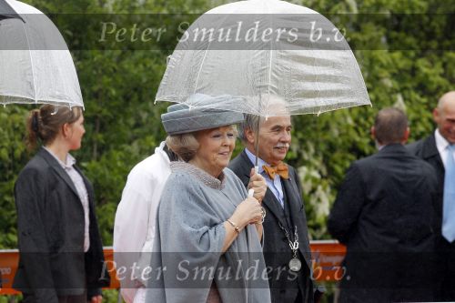 Wemeldinge/Middelburg  30 april 2010
Koningin Beatrix Prins Willem Alexander Prinses Maxima Prins Friso Prinses mabel Wisse Smit Prins Constantijn Prinses laurentien Pieter v Vollenhoven Prinses Margriet Prins Bernhard jr en Prinses Annette Prins Pieter Christiaan Prinses Anita Prins Floris en Prinses Aimee vieren koninginnedag.
Peter Smulders bv