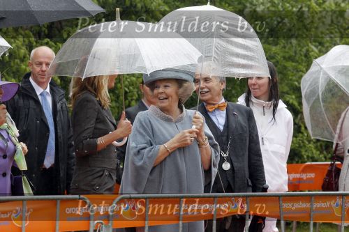 Wemeldinge/Middelburg  30 april 2010
Koningin Beatrix Prins Willem Alexander Prinses Maxima Prins Friso Prinses mabel Wisse Smit Prins Constantijn Prinses laurentien Pieter v Vollenhoven Prinses Margriet Prins Bernhard jr en Prinses Annette Prins Pieter Christiaan Prinses Anita Prins Floris en Prinses Aimee vieren koninginnedag.
Peter Smulders bv