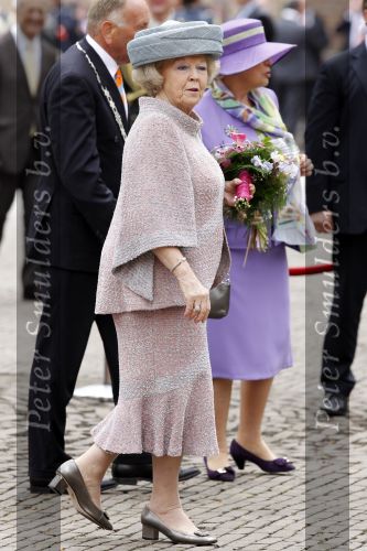 Wemeldinge/Middelburg  30 april 2010
Koningin Beatrix Prins Willem Alexander Prinses Maxima Prins Friso Prinses mabel Wisse Smit Prins Constantijn Prinses laurentien Pieter v Vollenhoven Prinses Margriet Prins Bernhard jr en Prinses Annette Prins Pieter Christiaan Prinses Anita Prins Floris en Prinses Aimee vieren koninginnedag.
Peter Smulders bv