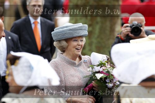 Wemeldinge/Middelburg  30 april 2010
Koningin Beatrix Prins Willem Alexander Prinses Maxima Prins Friso Prinses mabel Wisse Smit Prins Constantijn Prinses laurentien Pieter v Vollenhoven Prinses Margriet Prins Bernhard jr en Prinses Annette Prins Pieter Christiaan Prinses Anita Prins Floris en Prinses Aimee vieren koninginnedag.
Peter Smulders bv