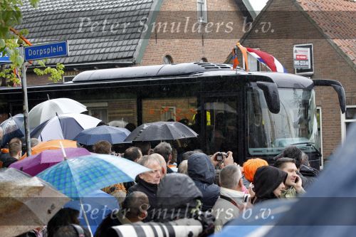 Wemeldinge/Middelburg  30 april 2010
Koningin Beatrix Prins Willem Alexander Prinses Maxima Prins Friso Prinses mabel Wisse Smit Prins Constantijn Prinses laurentien Pieter v Vollenhoven Prinses Margriet Prins Bernhard jr en Prinses Annette Prins Pieter Christiaan Prinses Anita Prins Floris en Prinses Aimee vieren koninginnedag. Koninklijke bus
Peter Smulders bv