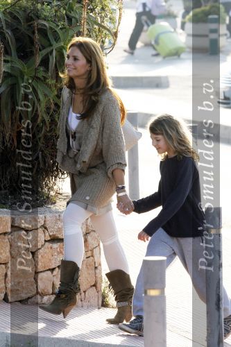 Ibiza 2 mei 2010
Marco Borsato met Leontine Borsato Luca Jada Senna en moeder Mary Borsato op vakantie op ibiza.
Peter Smulders bv