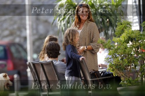 Ibiza 2 mei 2010
Marco Borsato met Leontine Borsato Luca Jada Senna en moeder Mary Borsato op vakantie op ibiza.
Peter Smulders bv