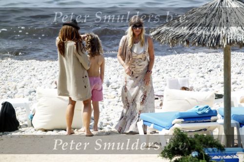Ibiza 2 mei 2010
Marco Borsato met Leontine Borsato Luca Jada Senna en moeder Mary Borsato op vakantie op ibiza.
Peter Smulders bv