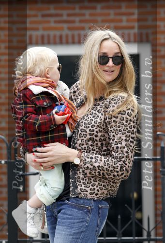 Amsterdam 22 april 2010
Lieke v Lexmond op weg naar het huis van haar nieuwe vriend Jeroen koot. Lieke met neefje
Peter Smulders bv
