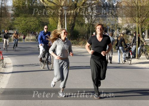 Amsterdam 23 april 2010
Lieke v Lexmond en haar nieuwe vriend Jeroen Kool hard aan het lopen in het Vondelpark.
Peter Smulder bv
