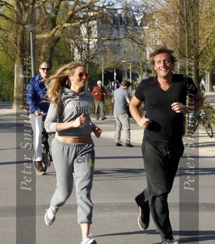 Amsterdam 23 april 2010
Lieke v Lexmond en haar nieuwe vriend Jeroen Kool hard aan het lopen in het Vondelpark.
Peter Smulder bv