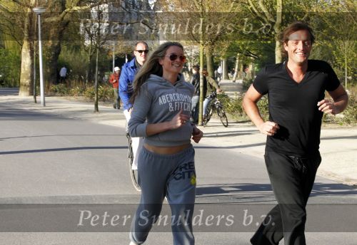 Amsterdam 23 april 2010
Lieke v Lexmond en haar nieuwe vriend Jeroen Kool hard aan het lopen in het Vondelpark.
Peter Smulder bv