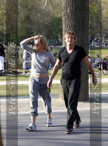 Amsterdam 23 april 2010
Lieke v Lexmond en haar nieuwe vriend Jeroen Kool hard aan het lopen in het Vondelpark.
Peter Smulder bv