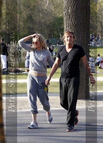 Amsterdam 23 april 2010
Lieke v Lexmond en haar nieuwe vriend Jeroen Kool hard aan het lopen in het Vondelpark.
Peter Smulder bv