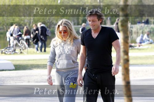 Amsterdam 23 april 2010
Lieke v Lexmond en haar nieuwe vriend Jeroen Kool hard aan het lopen in het Vondelpark.
Peter Smulder bv
