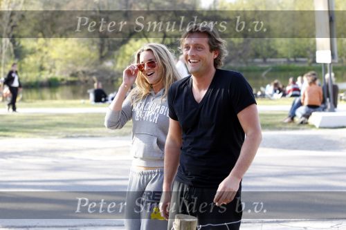 Amsterdam 23 april 2010
Lieke v Lexmond en haar nieuwe vriend Jeroen Kool hard aan het lopen in het Vondelpark.
Peter Smulder bv