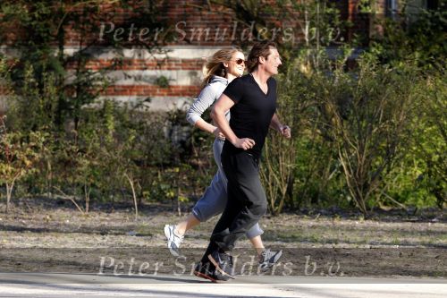 Amsterdam 23 april 2010
Lieke v Lexmond en haar nieuwe vriend Jeroen Kool hard aan het lopen in het Vondelpark.
Peter Smulder bv