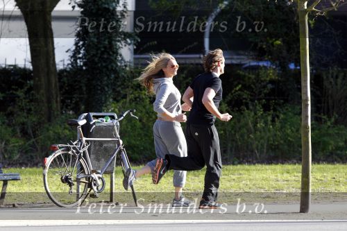 Amsterdam 23 april 2010
Lieke v Lexmond en haar nieuwe vriend Jeroen Kool hard aan het lopen in het Vondelpark.
Peter Smulder bv