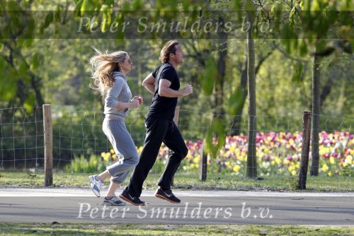 Amsterdam 23 april 2010
Lieke v Lexmond en haar nieuwe vriend Jeroen Kool hard aan het lopen in het Vondelpark.
Peter Smulder bv
