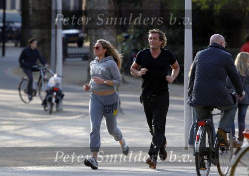 Amsterdam 23 april 2010
Lieke v Lexmond en haar nieuwe vriend Jeroen Kool hard aan het lopen in het Vondelpark.
Peter Smulder bv