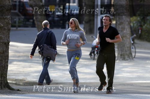 Amsterdam 23 april 2010
Lieke v Lexmond en haar nieuwe vriend Jeroen Kool hard aan het lopen in het Vondelpark.
Peter Smulder bv
