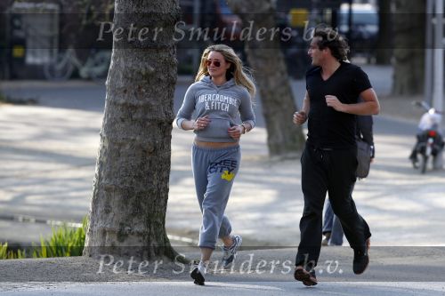 Amsterdam 23 april 2010
Lieke v Lexmond en haar nieuwe vriend Jeroen Kool hard aan het lopen in het Vondelpark.
Peter Smulder bv