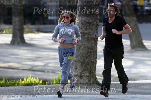 Amsterdam 23 april 2010
Lieke v Lexmond en haar nieuwe vriend Jeroen Kool hard aan het lopen in het Vondelpark.
Peter Smulder bv
