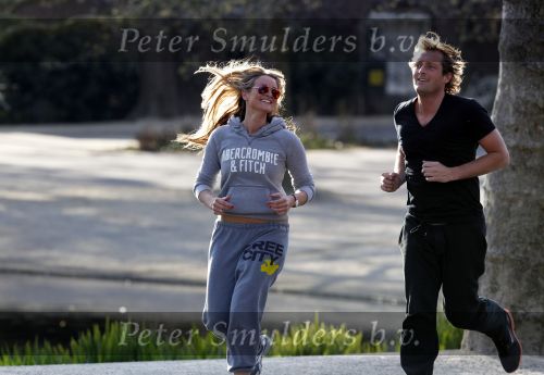 Amsterdam 23 april 2010
Lieke v Lexmond en haar nieuwe vriend Jeroen Kool hard aan het lopen in het Vondelpark.
Peter Smulder bv