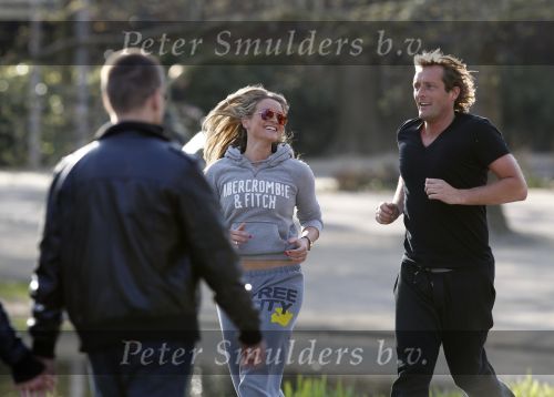 Amsterdam 23 april 2010
Lieke v Lexmond en haar nieuwe vriend Jeroen Kool hard aan het lopen in het Vondelpark.
Peter Smulder bv