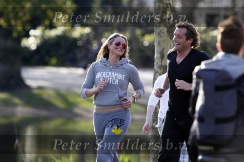 Amsterdam 23 april 2010
Lieke v Lexmond en haar nieuwe vriend Jeroen Kool hard aan het lopen in het Vondelpark.
Peter Smulder bv