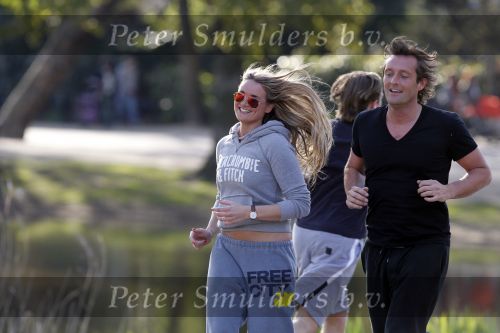 Amsterdam 23 april 2010
Lieke v Lexmond en haar nieuwe vriend Jeroen Kool hard aan het lopen in het Vondelpark.
Peter Smulder bv