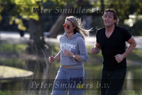 Amsterdam 23 april 2010
Lieke v Lexmond en haar nieuwe vriend Jeroen Kool hard aan het lopen in het Vondelpark.
Peter Smulder bv