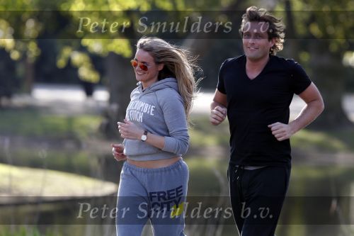 Amsterdam 23 april 2010
Lieke v Lexmond en haar nieuwe vriend Jeroen Kool hard aan het lopen in het Vondelpark.
Peter Smulder bv