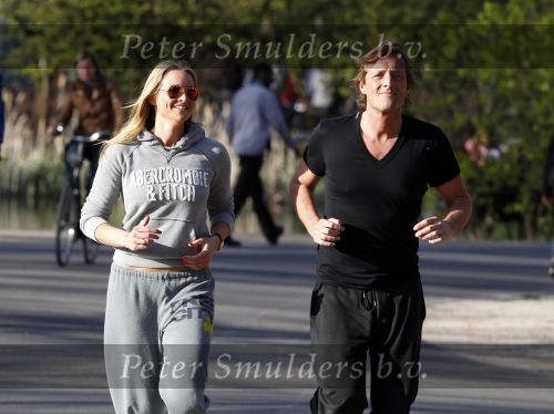 Amsterdam 23 april 2010
Lieke v Lexmond en haar nieuwe vriend Jeroen Kool hard aan het lopen in het Vondelpark.
Peter Smulder bv