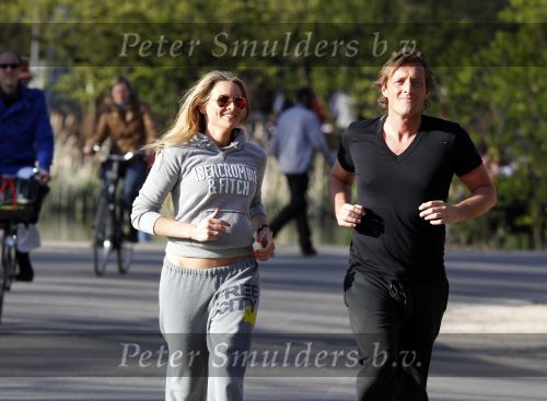 Amsterdam 23 april 2010
Lieke v Lexmond en haar nieuwe vriend Jeroen Kool hard aan het lopen in het Vondelpark.
Peter Smulder bv