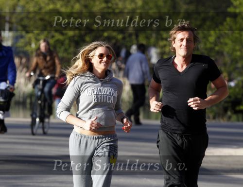 Amsterdam 23 april 2010
Lieke v Lexmond en haar nieuwe vriend Jeroen Kool hard aan het lopen in het Vondelpark.
Peter Smulder bv