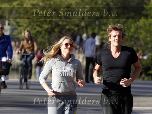 Amsterdam 23 april 2010
Lieke v Lexmond en haar nieuwe vriend Jeroen Kool hard aan het lopen in het Vondelpark.
Peter Smulder bv